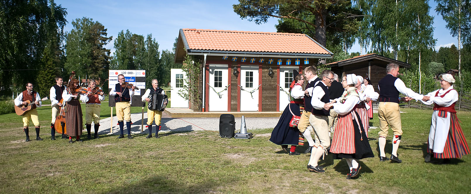 Folkdansen med Leksands folkdanslag och Tängerpojkarna med Karin. Invigningen av toalettbyggnaden vid Strandpaviljongen 2016.